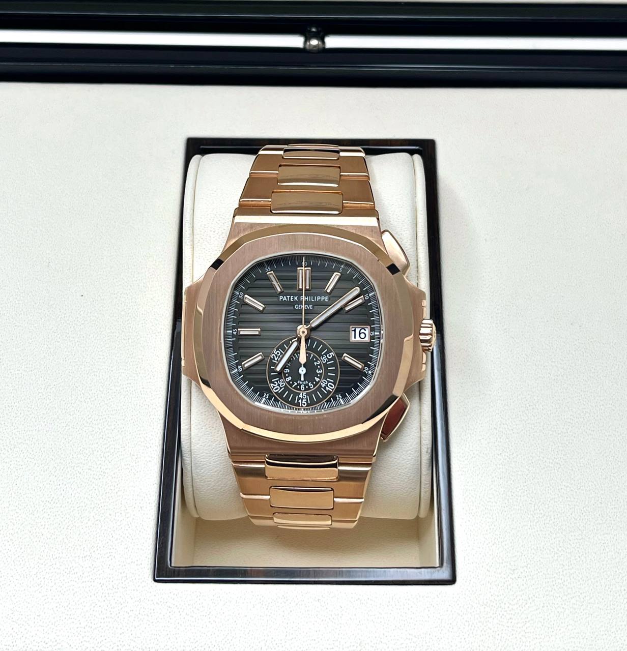 Patek Philippe Nautilus Kronograf 18K Gül Altın Siyah Kadran